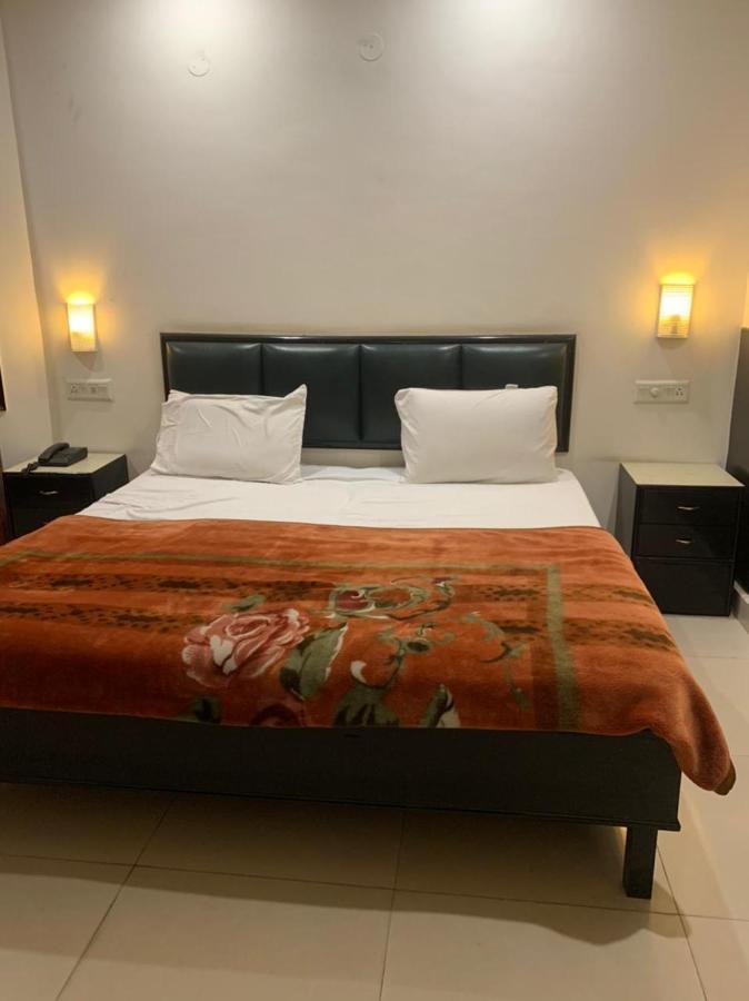 Hotel Raman'S Jagadhri ภายนอก รูปภาพ