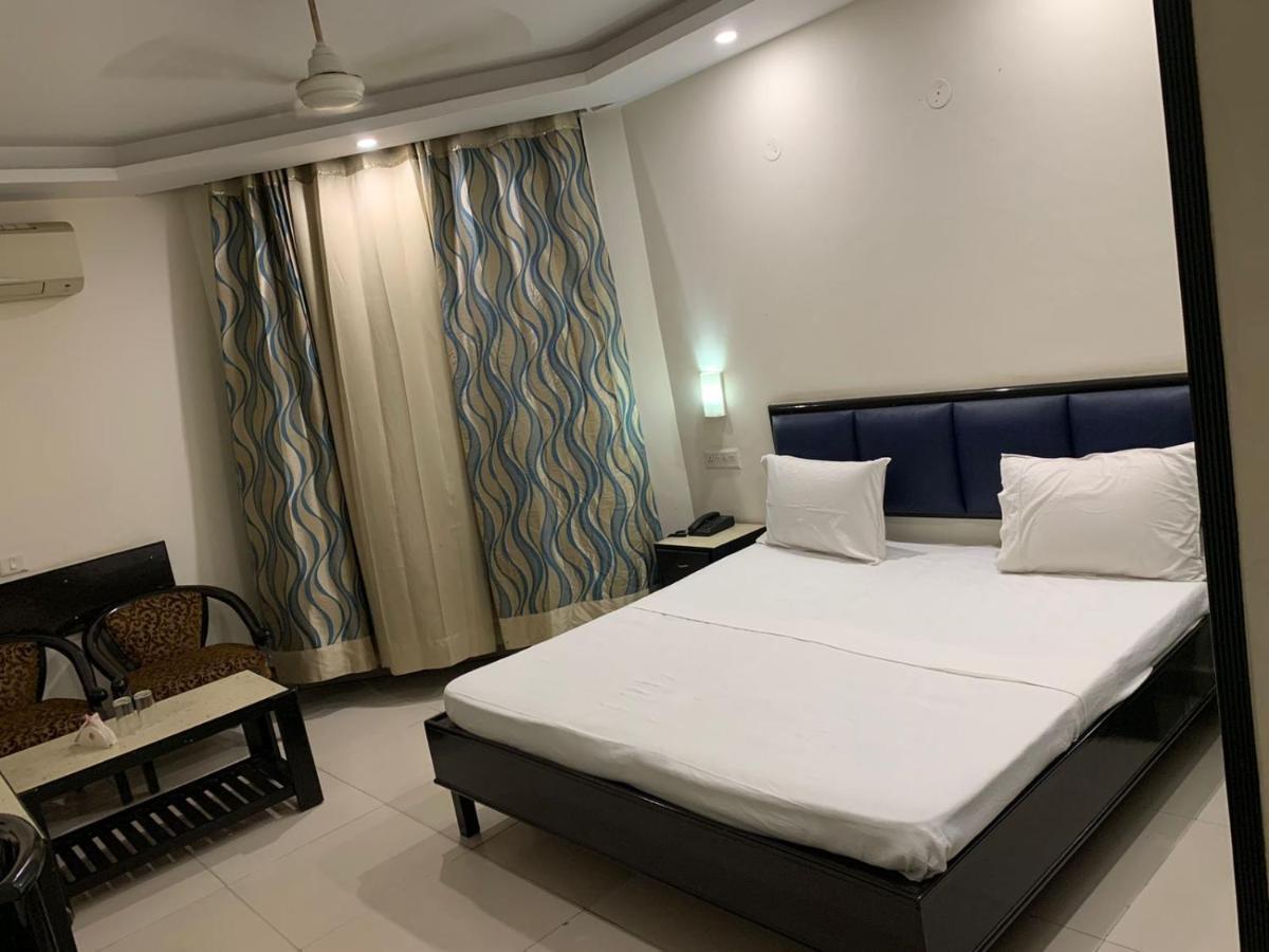 Hotel Raman'S Jagadhri ภายนอก รูปภาพ