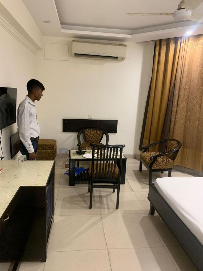 Hotel Raman'S Jagadhri ภายนอก รูปภาพ