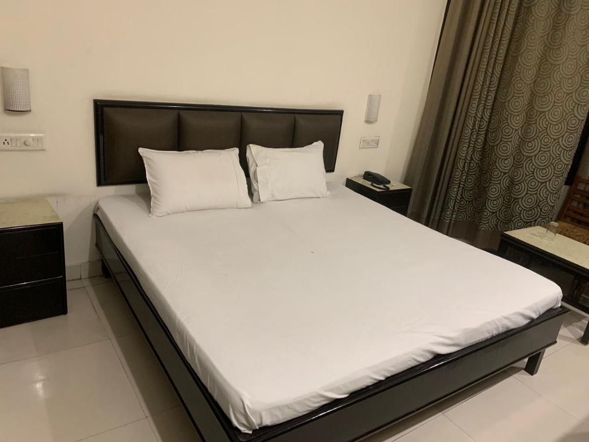 Hotel Raman'S Jagadhri ภายนอก รูปภาพ