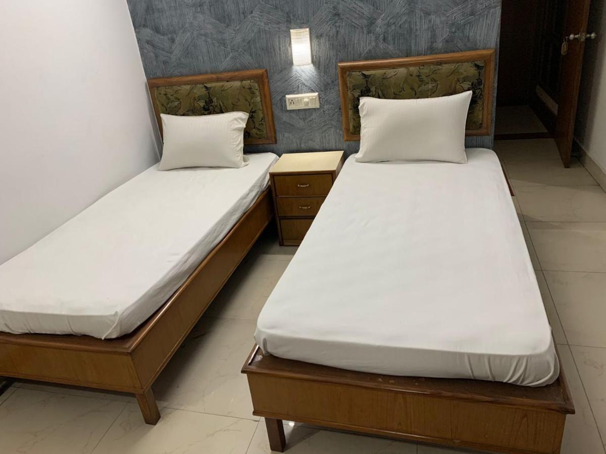 Hotel Raman'S Jagadhri ภายนอก รูปภาพ