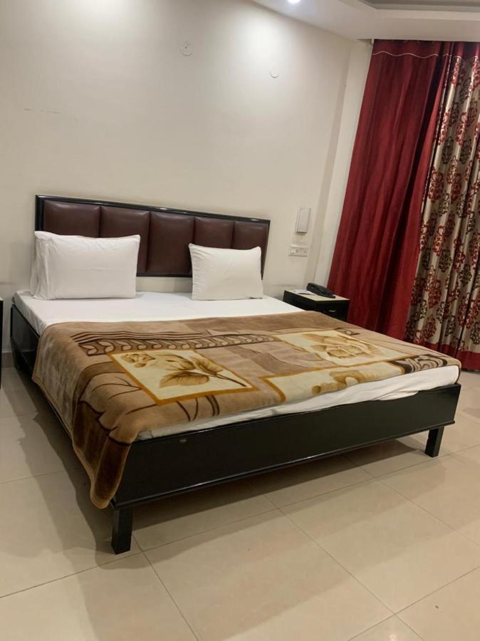 Hotel Raman'S Jagadhri ภายนอก รูปภาพ