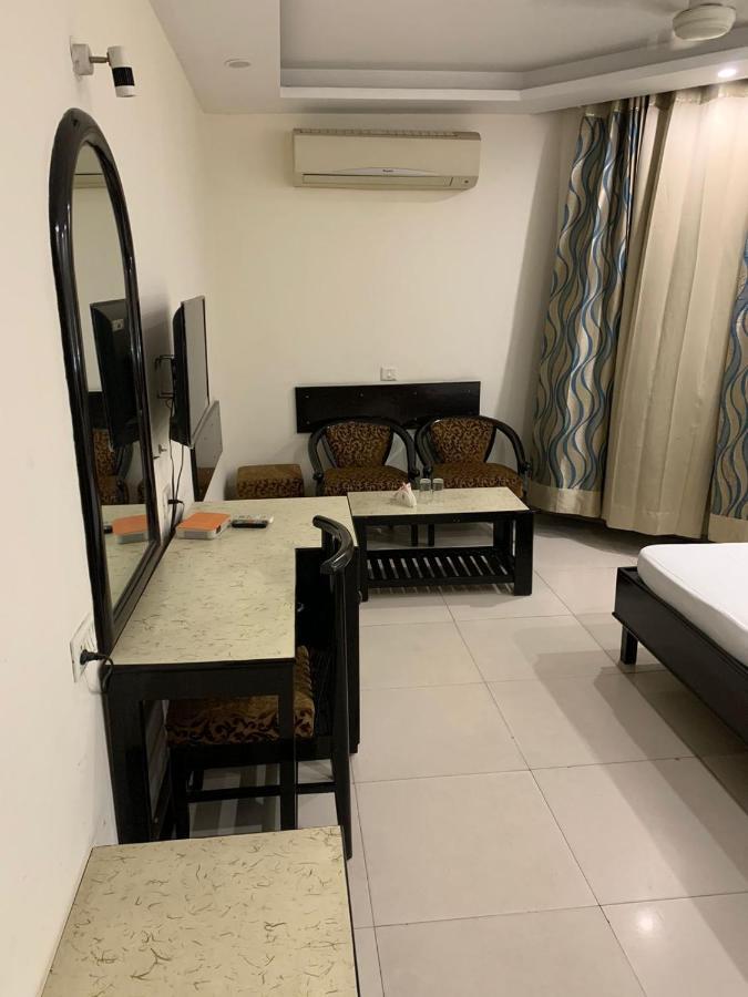 Hotel Raman'S Jagadhri ภายนอก รูปภาพ